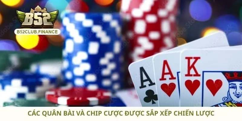 Các quân bài và chip cược được sắp xếp chiến lược