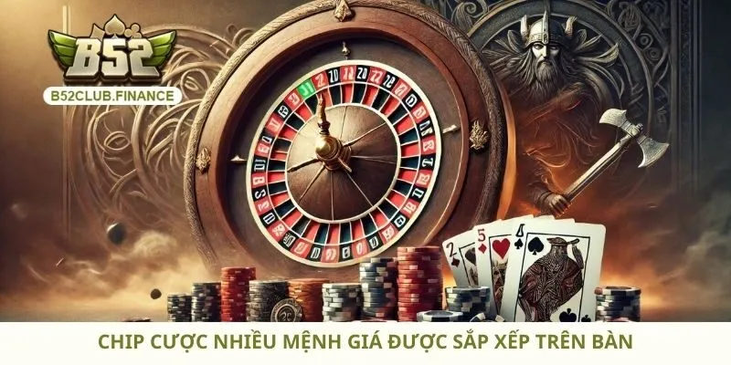Chip cược nhiều mệnh giá được sắp xếp trên bàn