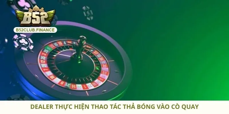 Dealer thực hiện thao tác thả bóng vào cò quay